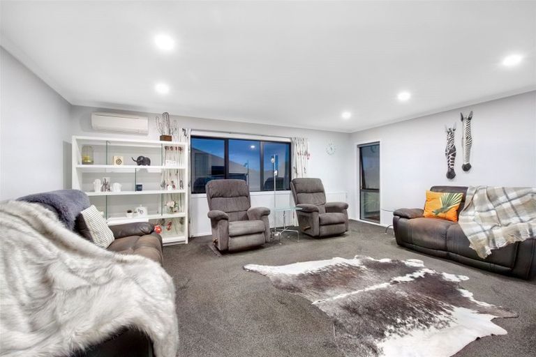 Photo of property in 4 The Fjord, Aotea, Porirua, 5024