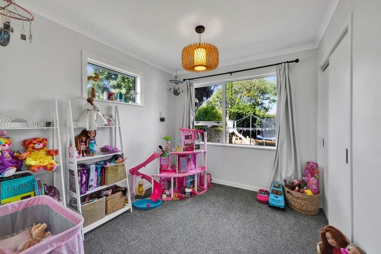 Photo of property in 15 Bone Crescent, Hawera, 4610