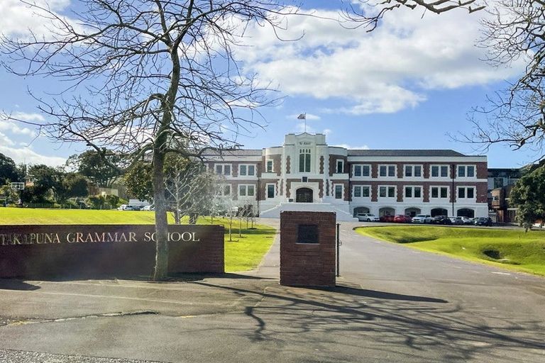 Photo of property in 1/40 Lake Road, Narrow Neck, Auckland, 0624