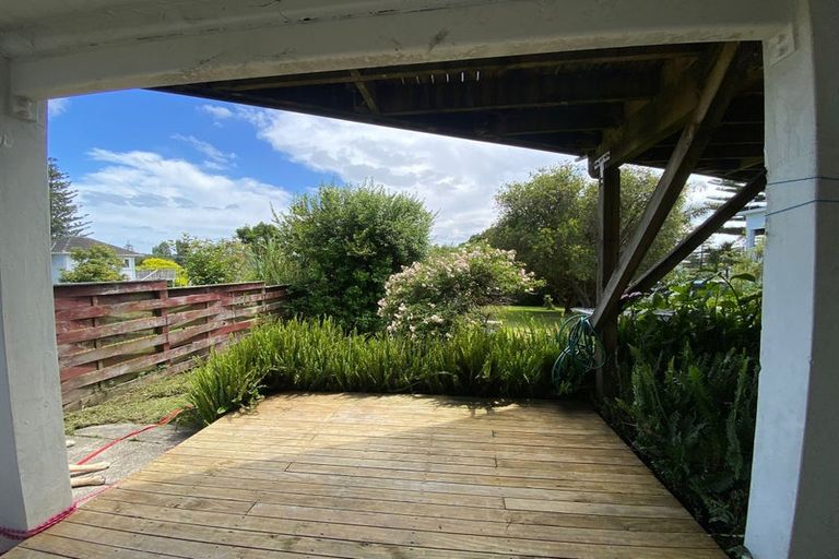 Photo of property in 6 Rewarewa Road, Te Atatu Peninsula, Auckland, 0610