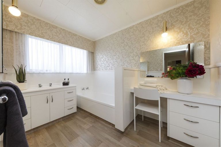 Photo of property in 17 Chippendale Crescent, Highbury, Palmerston North, 4412