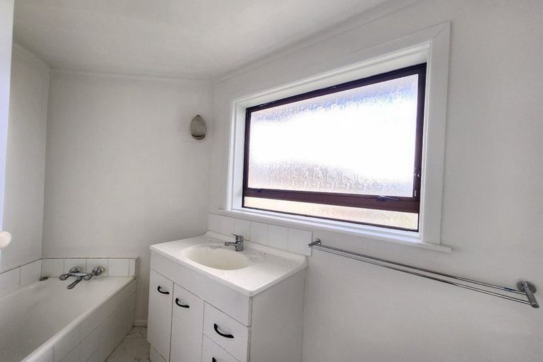 Photo of property in 619 Glenfield Road, Totara Vale, Auckland, 0629