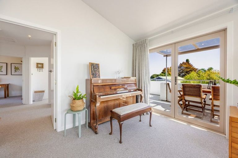 Photo of property in 17 Roslyn Road, Bluff Hill, Napier, 4110