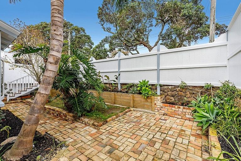 Photo of property in 42 Waterview Road, Stanley Point, Auckland, 0624