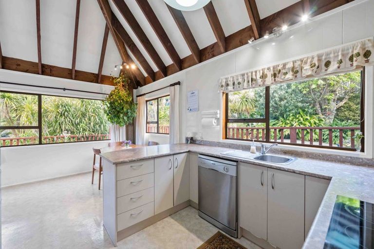 Photo of property in 48 Pokapu Street, Titirangi, Auckland, 0600