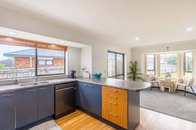 Photo of property in 6 Shearwater Rise, Paraparaumu Beach, Paraparaumu, 5032