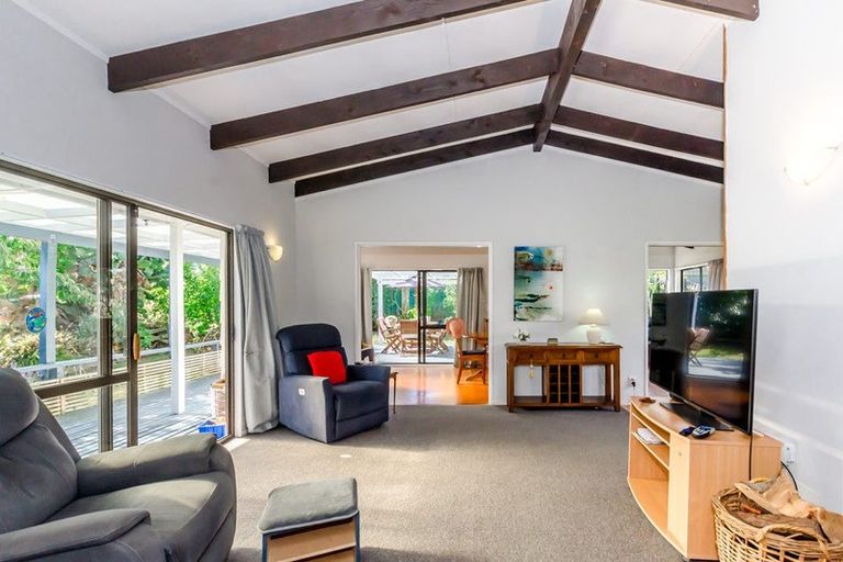Photo of property in 27 Eruini Street, Waikanae Beach, Waikanae, 5036