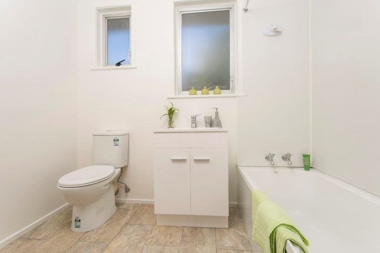 Photo of property in 4 Fairdale Place, Birkdale, Auckland, 0626