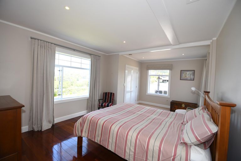 Photo of property in 1 Penguin Street, Leigh, 0985