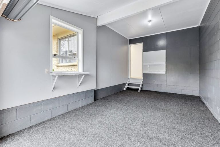 Photo of property in 2/94 Kaurilands Road, Titirangi, Auckland, 0602