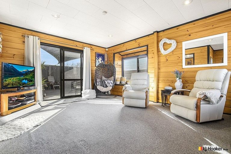 Photo of property in 5 Hadley Wood Drive, Wattle Downs, Auckland, 2103