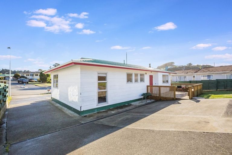 Photo of property in 104 Omapere Street, Whitby, Porirua, 5024