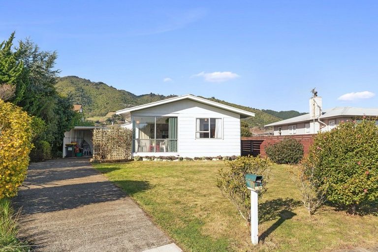 Photo of property in 7 Graham Grove, Waikanae, 5036