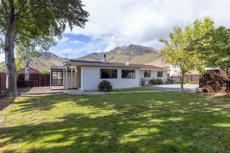 Photo of property in 14 Saint Cuthbert Place, Omarama, 9412