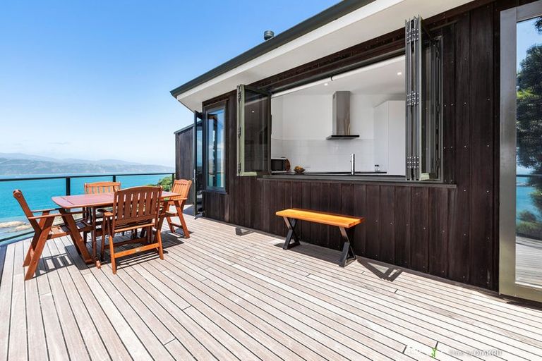 Photo of property in 20 Napier Street, Karaka Bays, Wellington, 6022