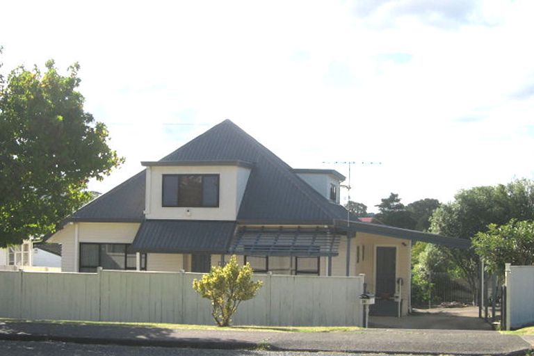 Photo of property in 2/42 College Road, Northcote, Auckland, 0627