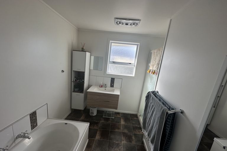 Photo of property in 35 Brassey Street, Waverley, 4510