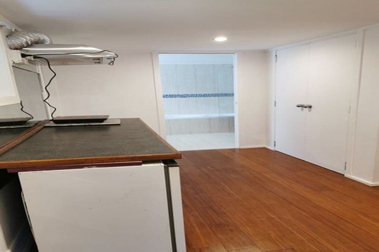 Photo of property in 16 Beeche Place, Birkdale, Auckland, 0626