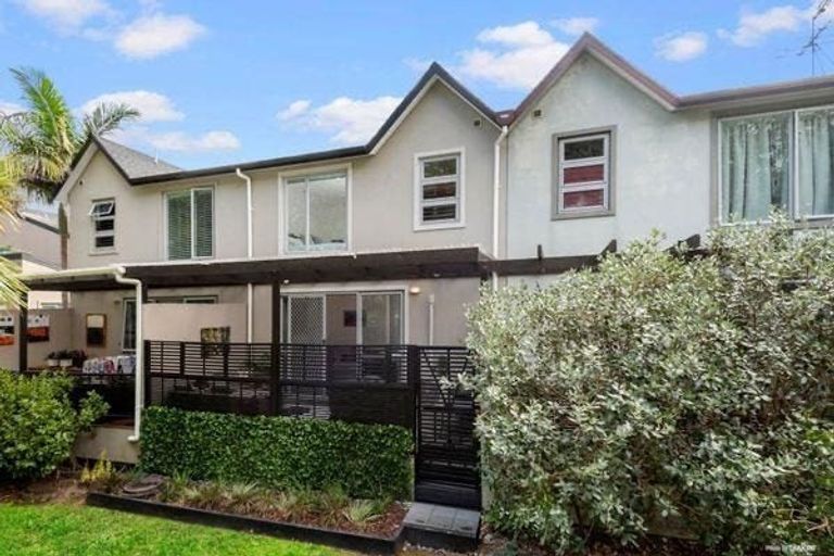 Photo of property in 9h Clearwater Cove, West Harbour, Auckland, 0618