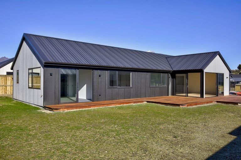 Photo of property in 43 Cheviot Street, Jacks Point, 9371