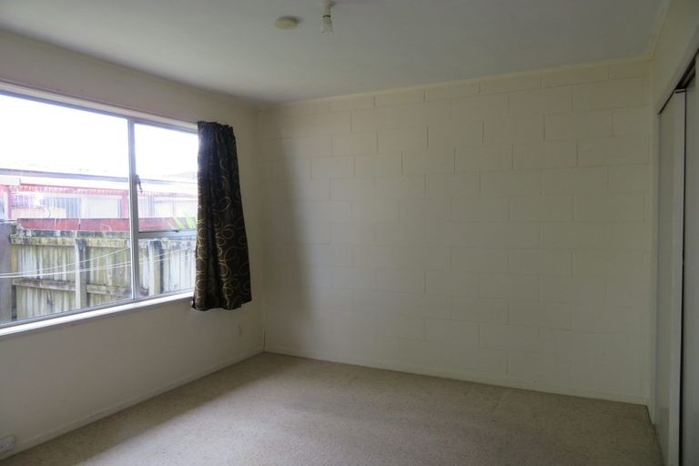 Photo of property in 1/96 Chivalry Road, Glenfield, Auckland, 0629