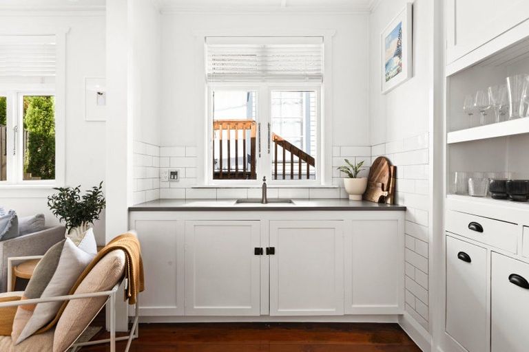 Photo of property in 44 Faraday Street, Hospital Hill, Napier, 4110