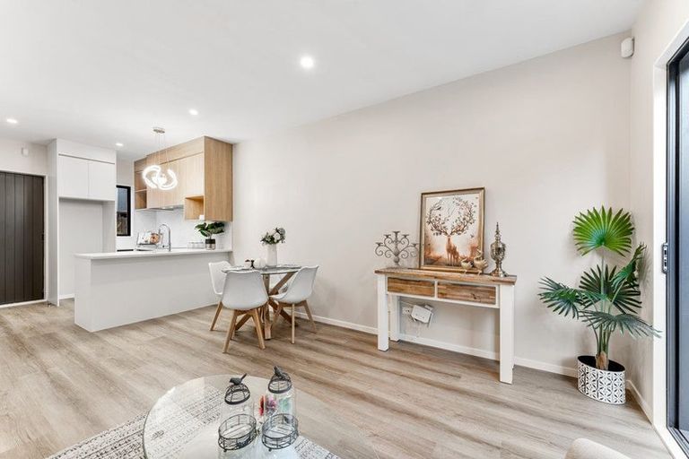 Photo of property in 17 Don Oliver Lane, Glen Eden, 0602