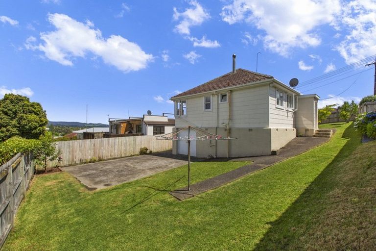 Photo of property in 44 Savoy Road, Glen Eden, Auckland, 0602