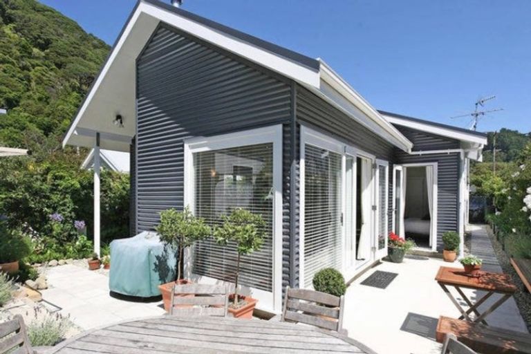 Photo of property in 8 Miro Street, Eastbourne, Lower Hutt, 5013