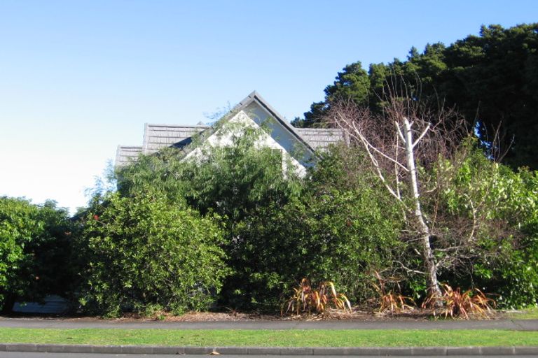 Photo of property in 100 Eugenia Rise, Goodwood Heights, Auckland, 2105