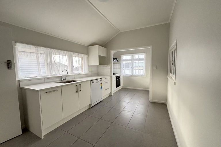 Photo of property in 39 Staveley Avenue, Mount Roskill, Auckland, 1041