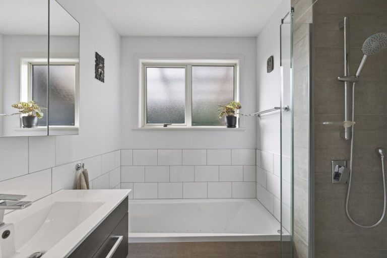 Photo of property in 25 Waiwera Place, Merrilands, New Plymouth, 4312