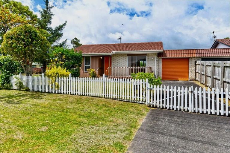 Photo of property in 2/558 Swanson Road, Ranui, Auckland, 0612
