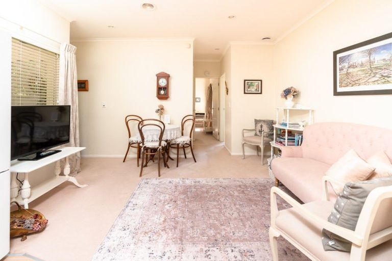 Photo of property in 2 Derry Hill, Churton Park, Wellington, 6037