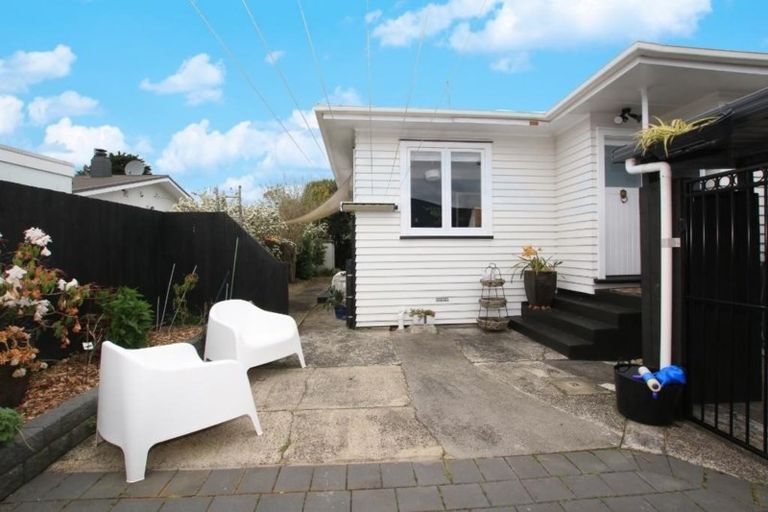 Photo of property in 65 Godley Road, Green Bay, Auckland, 0604