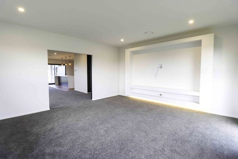 Photo of property in 42 Sardinia Grove, Fitzherbert, Palmerston North, 4410