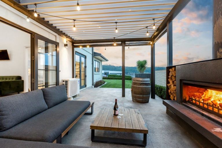 Photo of property in 88 Queen Charlotte Drive, Aotea, Porirua, 5024