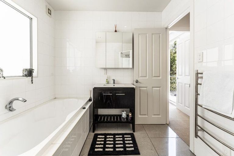 Photo of property in 2/17 Blackbridge Road, Wadestown, Wellington, 6012