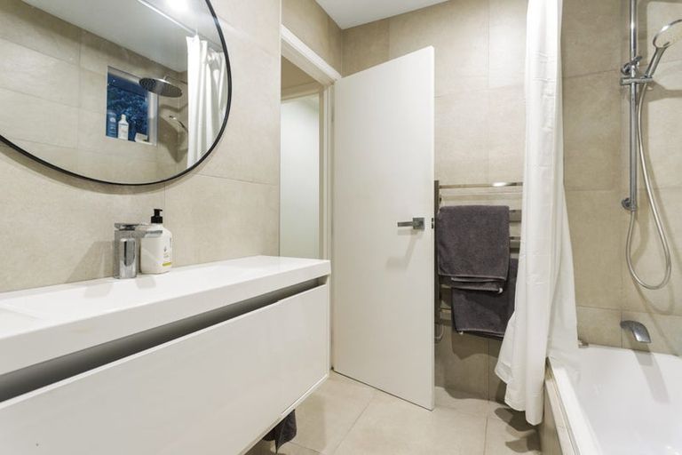 Photo of property in 2/5 Larchwood Avenue, Westmere, Auckland, 1022