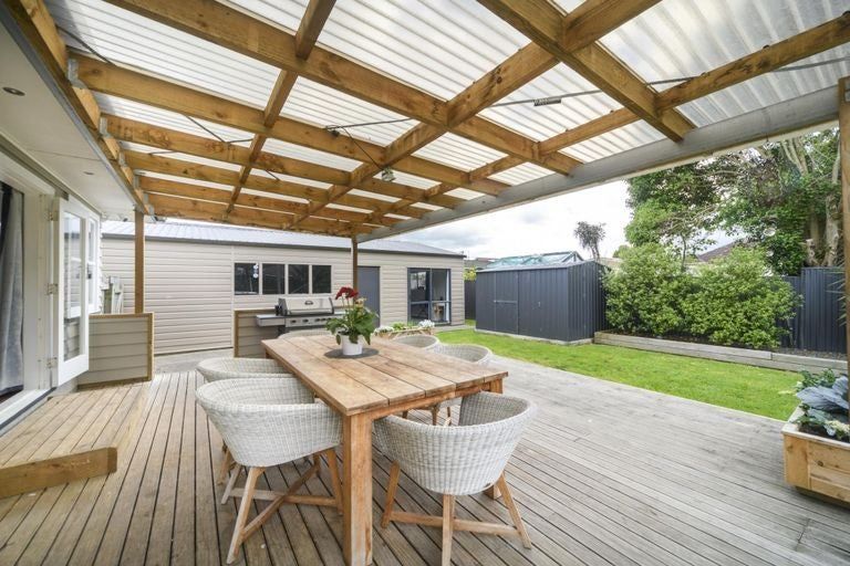 Photo of property in 18 Woburn Place, Takaro, Palmerston North, 4412