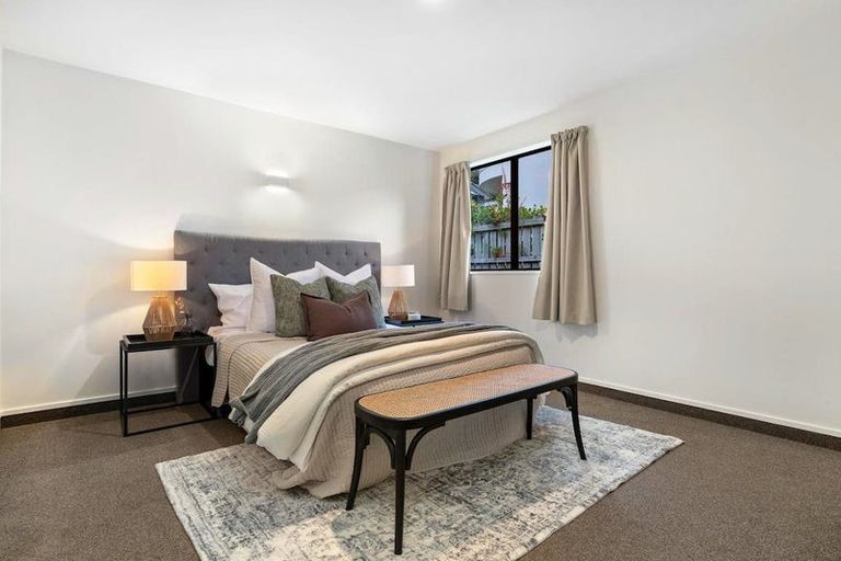 Photo of property in 17b Wynyard Crescent, Fernhill, Queenstown, 9300