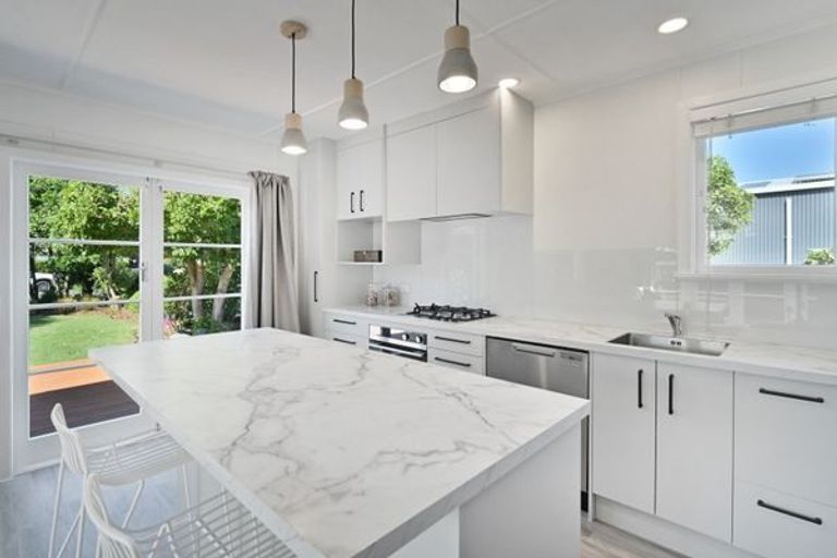 Photo of property in 28 Pitt Street, Clive, 4102