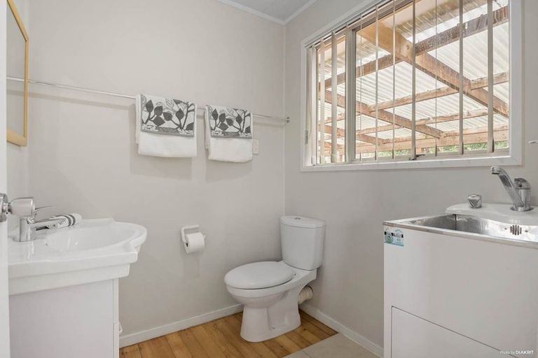 Photo of property in 1/10 Mcquoid Place, Glenfield, Auckland, 0629
