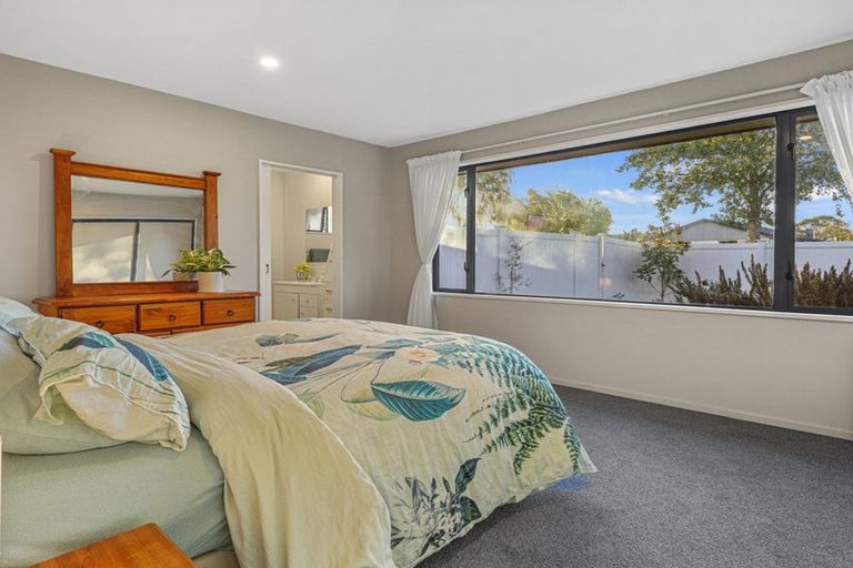 Photo of property in 1 Lowe Place, Rangiora, 7400