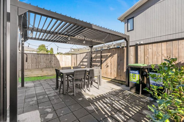 Photo of property in 14 Eileen Newey Place, Henderson, Auckland, 0612