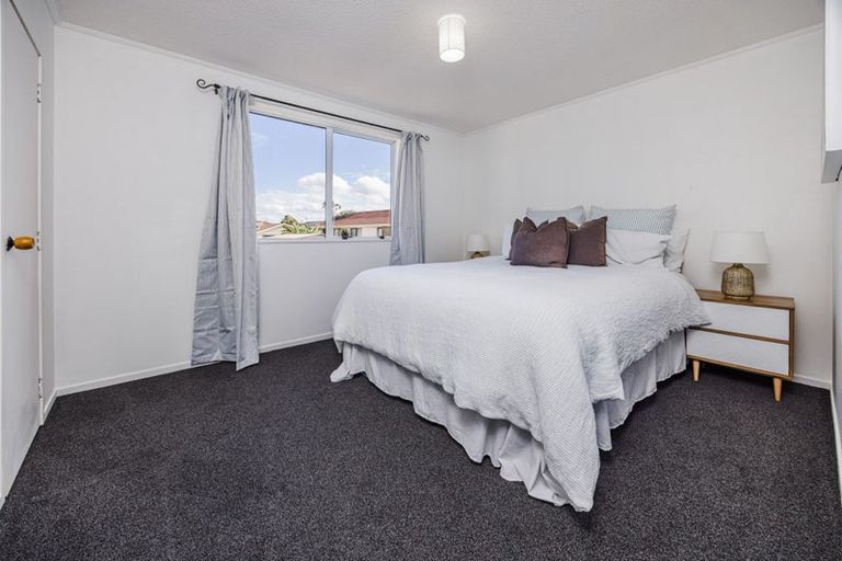 Photo of property in 1/17 Etherton Drive, Weymouth, Auckland, 2103