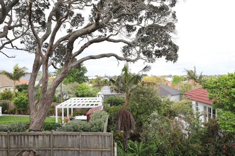 Photo of property in 4/77 Old Lake Road, Narrow Neck, Auckland, 0624
