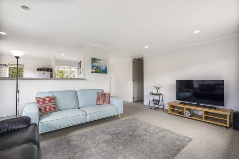 Photo of property in 2/42 Rua Road, Glen Eden, Auckland, 0602