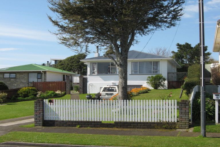 Photo of property in 18 York Crescent, Westown, New Plymouth, 4310