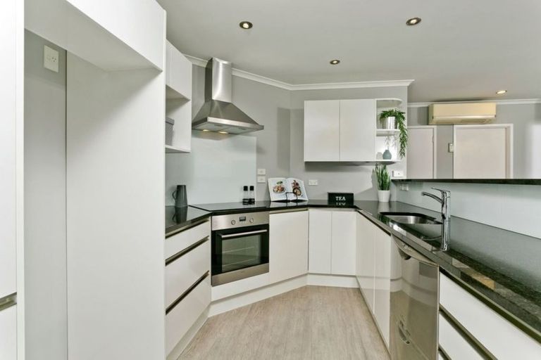 Photo of property in 21 Nottingham Place, Northcross, Auckland, 0630